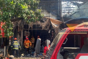 Petugas Pemadam Kebakaran sedang melakukan pendinganan di warung madura yang terbakar, Selasa (22/9/2026) (blok-a/Bob Bimantara Leander)