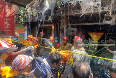 Evakuasi korban jiwa dalam kebakaran di Warung Madura, Kota Malang, Selasa (22/9/2026) (blok-a/Bob Bimantara Leander)