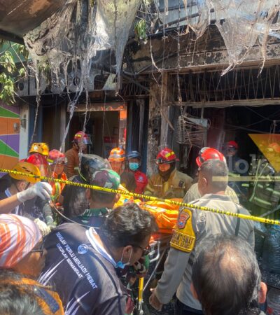 Evakuasi korban jiwa dalam kebakaran di Warung Madura, Kota Malang, Selasa (22/9/2026) (blok-a/Bob Bimantara Leander)
