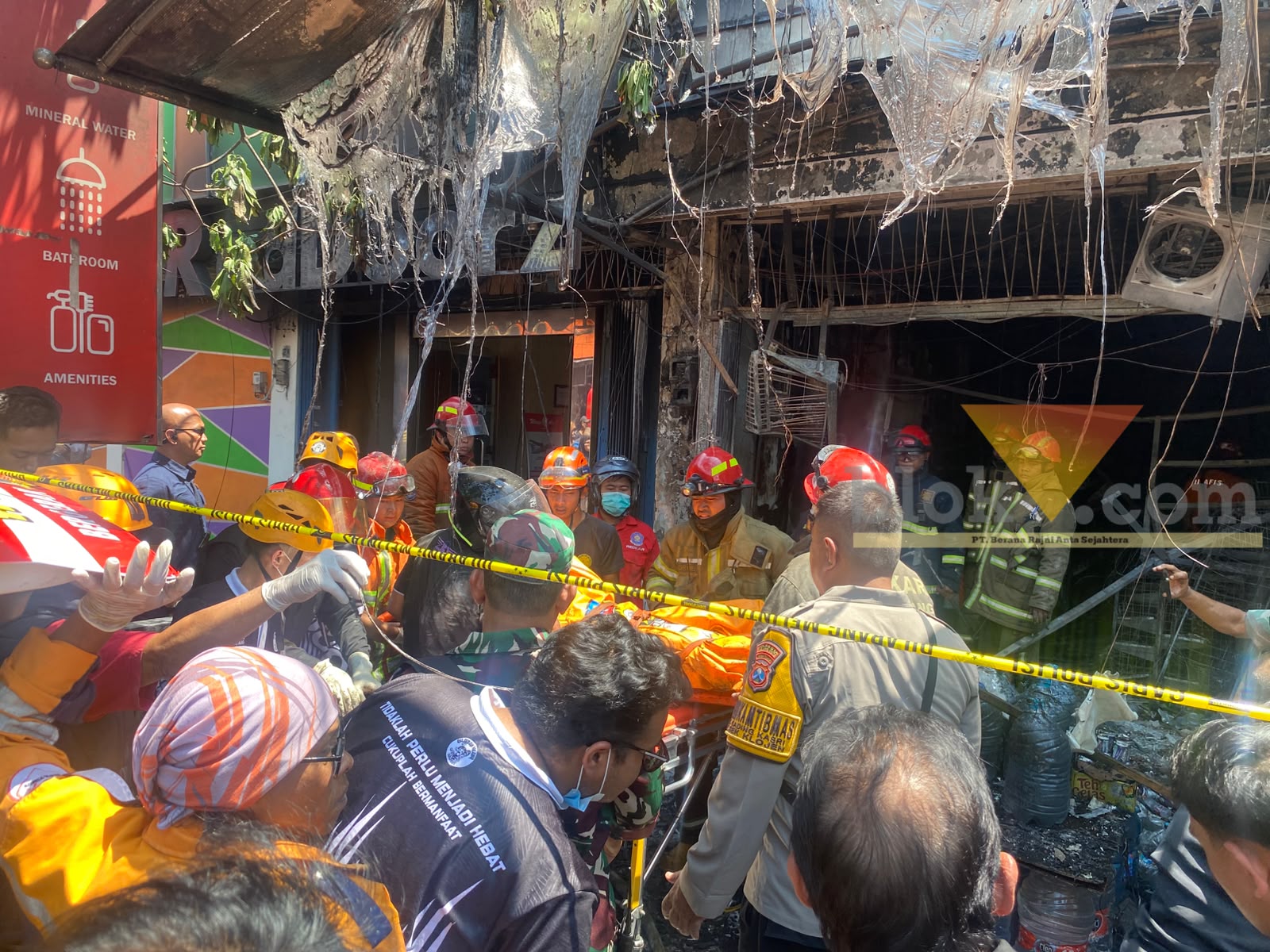 Evakuasi korban jiwa dalam kebakaran di Warung Madura, Kota Malang, Selasa (22/9/2026) (blok-a/Bob Bimantara Leander)