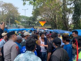 Sopir angkot demo di depan kantor Dishub Kota Malang, Kelurahan Arjosari Kecamatan Blimbing, Senin (28/9/2026) (blok-a.com / Yogga Ardiawan)