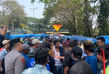 Sopir angkot demo di depan kantor Dishub Kota Malang, Kelurahan Arjosari Kecamatan Blimbing, Senin (28/9/2026) (blok-a.com / Yogga Ardiawan)