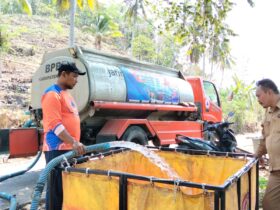Petugas BPBD Kabupaten Malang menyuplai air bersih untuk warga terdampak kekeringan di Kabupaten Malang (BPBD Kabupaten Malang for blok-a.com)