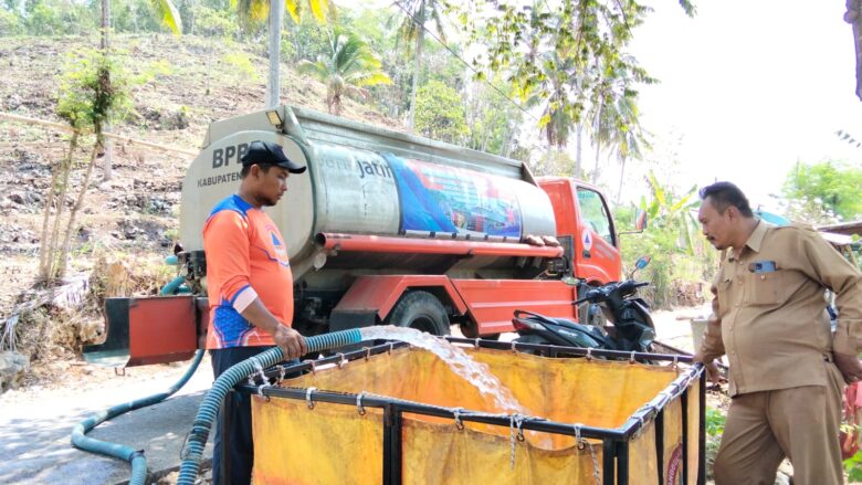 Petugas BPBD Kabupaten Malang menyuplai air bersih untuk warga terdampak kekeringan di Kabupaten Malang (BPBD Kabupaten Malang for blok-a.com)