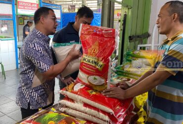 Bulog Malang menggelontorkan beras premium di Pasar Bunul, Jumat (18/9/2026) (foto: blok-a.com/Bob Bimantara Leander)