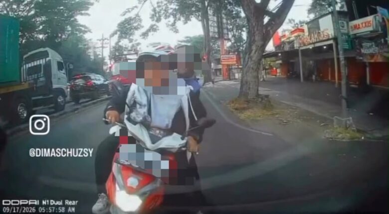 Tangkapan layar pengendara motor yang menabrak mobil di Kota Malang (foto: istimewa)
