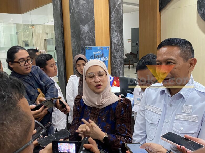 Ketua DPRD Kota Malang Amithya Ratnanggani Sirraduhita diwawancara usai pertemuan dengan KPK (blok-a/Bob Bimantara Leander)