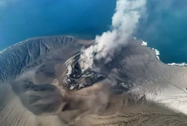 Erupsi Gunung Anak Krakatau yang jadi pemicu penutupan penerbangan Jakarta-Malang (foto: Kementerian ESDM)