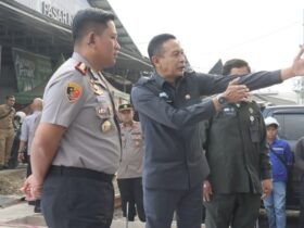 Wali Kota Malang, Wahyu Hidayat bersama Kapolresta Malang Kota, Kombes Pol Danang Setiyo saat meninjau Pasar Gadang (foto: dok. Polresta Malang for blok-a)