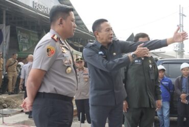 Wali Kota Malang, Wahyu Hidayat bersama Kapolresta Malang Kota, Kombes Pol Danang Setiyo saat meninjau Pasar Gadang (foto: dok. Polresta Malang for blok-a)