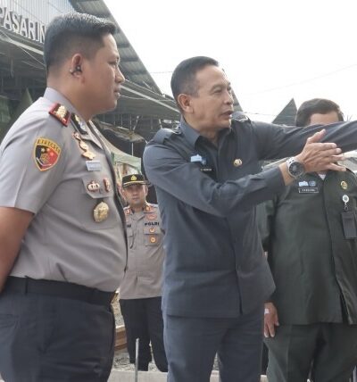 Wali Kota Malang, Wahyu Hidayat bersama Kapolresta Malang Kota, Kombes Pol Danang Setiyo saat meninjau Pasar Gadang (foto: dok. Polresta Malang for blok-a)