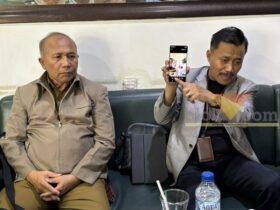 Mantan Kepala SMPN 18 Malang, Amrozi dan kuasa hukumnya, Soeko saat diwawancara awak media (blok-a.com/Bob Bimantara Leander)