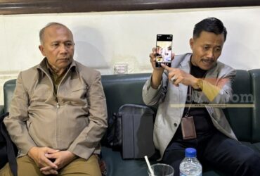 Mantan Kepala SMPN 18 Malang, Amrozi dan kuasa hukumnya, Soeko saat diwawancara awak media (blok-a.com/Bob Bimantara Leander)