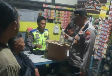 Polisi saat mengamankan temuan arak bali dari sebuah toko sembako di Tajinan, Kabupaten Malang (foto: istimewa)