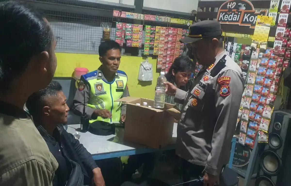 Polisi Kembali Temukan Arak Bali di Toko Sembako Tajinan, Total 15 Botol Diamankan