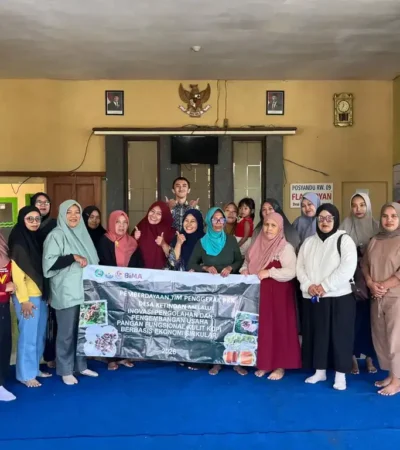 Tim dari Unisma dan TP PKK Desa Ketindan, Lawang, Kabupaten Malang (foto: istimewa)