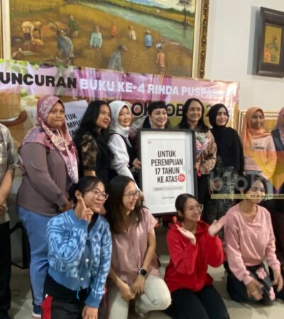 Caption: Penulis Buku, Rinda Puspasari berfoto bersama peserta peluncuran buku anyarnya Untuk Perempuan 17 Tahun ke Atas, di Kota Malang, Sabtu (24/10/2026) (blok-a.com/Bob Bimantara Leander)