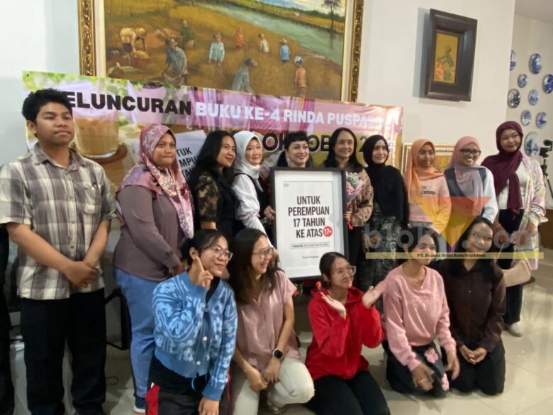Caption: Penulis Buku, Rinda Puspasari berfoto bersama peserta peluncuran buku anyarnya Untuk Perempuan 17 Tahun ke Atas, di Kota Malang, Sabtu (24/10/2026) (blok-a.com/Bob Bimantara Leander)