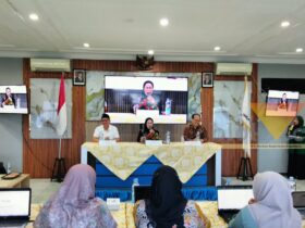Caption: Kepala LLDIKTI Wilayah VII Jatim, Prof Dyah Sawitri, didampingi Rektor UIBU Malang, Dr Nurcholis Sunuyeko saat Bimtek Tata Kelola Jabatan Akademik Dosen di Universitas Insan Budi Utomo (UIBU) Malang, Selasa (6/10/2026) (blok-a.com/Bob Bimantara Leander)
