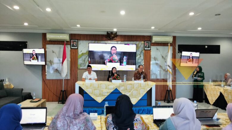 Caption: Kepala LLDIKTI Wilayah VII Jatim, Prof Dyah Sawitri, didampingi Rektor UIBU Malang, Dr Nurcholis Sunuyeko saat Bimtek Tata Kelola Jabatan Akademik Dosen di Universitas Insan Budi Utomo (UIBU) Malang, Selasa (6/10/2026) (blok-a.com/Bob Bimantara Leander)