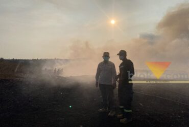 Suasana pemadaman di TPA Supit Urang, Kota Malang yang terbakar, Rabu (21/10/2026) (foto: blok-a.com/Bob Bimantara Leander)