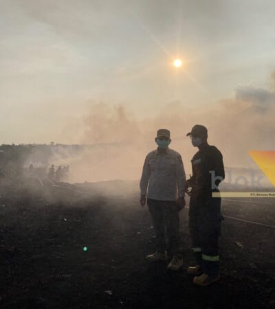 Suasana pemadaman di TPA Supit Urang, Kota Malang yang terbakar, Rabu (21/10/2026) (foto: blok-a.com/Bob Bimantara Leander)
