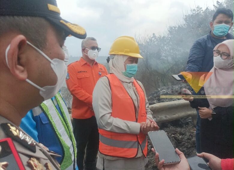 Caption: Gubernur Jatim, Khofifah Indar Parawansa saat diwawancara di TPA Supit Urang, Kota Malang, Minggu (25/10/2026) (blok-a.com/Bob Bimantara Leander)