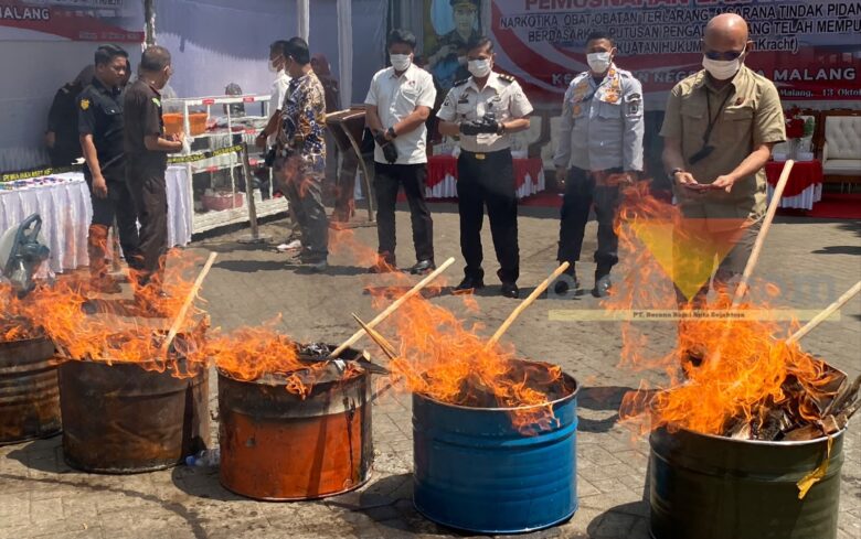 Pemusnahan Barang Bukti di Kejaksaan Negeri Kota Malang, Selasa (13/10/2026) (foto: blok-a.com/Bob Bimantara Leander)