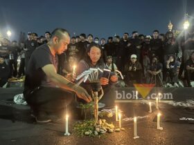 Aksi Teatrikal “Pohon Doa”, Merawat Ingatan Empat Tahun Tragedi Kanjuruhan di Alun-alun Tugu Malang, Kamis (1/10/2026) (blok-a.com / M. Berril Labiq)