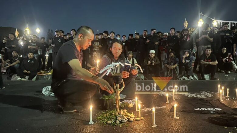 Aksi Teatrikal “Pohon Doa”, Merawat Ingatan Empat Tahun Tragedi Kanjuruhan di Alun-alun Tugu Malang, Kamis (1/10/2026) (blok-a.com / M. Berril Labiq)