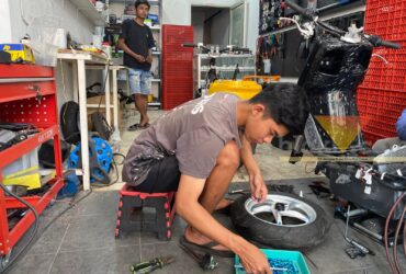Salah satu pegawai Elektra Motor Listrik sedang mengerjakan pesanan pelanggan servis motor, Kamis (15/10/2026) (blok-a.com/Bob BimantaraSalah satu pegawai Elektra Motor Listrik sedang mengerjakan pesanan pelanggan servis motor, Kamis (15/10/2026) (blok-a.com/Bob Bimantara Leander) Leander)
