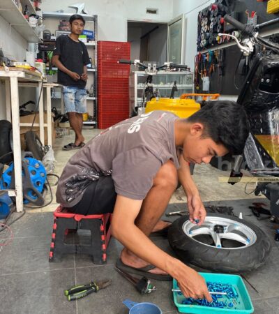 Salah satu pegawai Elektra Motor Listrik sedang mengerjakan pesanan pelanggan servis motor, Kamis (15/10/2026) (blok-a.com/Bob BimantaraSalah satu pegawai Elektra Motor Listrik sedang mengerjakan pesanan pelanggan servis motor, Kamis (15/10/2026) (blok-a.com/Bob Bimantara Leander) Leander)