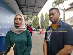 Kanit PPA Polresta Malang Kota, Iptu Khusnul Khotimah didampingi Kasatreskrim Polresta Malang Kota, Kompol Septiawan Adi Prihartono diwawancara soal perkembangan kasus SMPN 18 Malang (foto: blok-a.com/Bob Bimantara Leander)