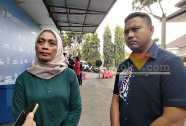Kanit PPA Polresta Malang Kota, Iptu Khusnul Khotimah didampingi Kasatreskrim Polresta Malang Kota, Kompol Septiawan Adi Prihartono diwawancara soal perkembangan kasus SMPN 18 Malang (foto: blok-a.com/Bob Bimantara Leander)