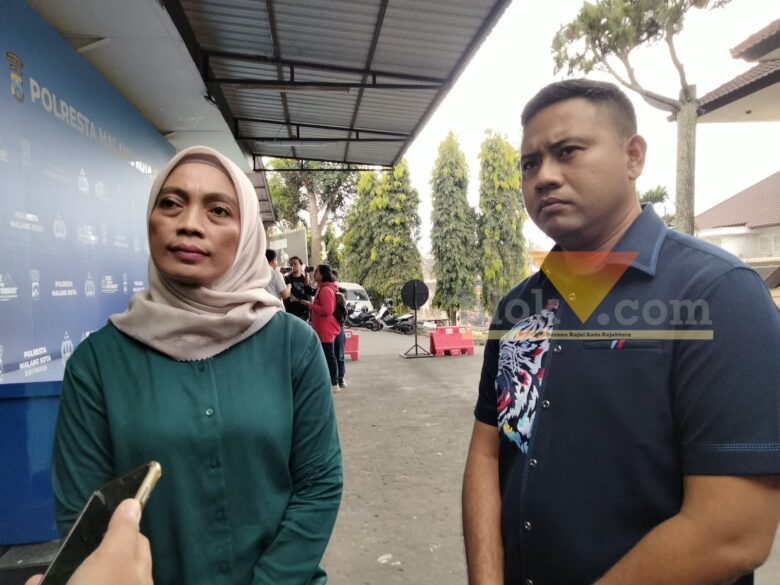 Kanit PPA Polresta Malang Kota, Iptu Khusnul Khotimah didampingi Kasatreskrim Polresta Malang Kota, Kompol Septiawan Adi Prihartono diwawancara soal perkembangan kasus SMPN 18 Malang (foto: blok-a.com/Bob Bimantara Leander)