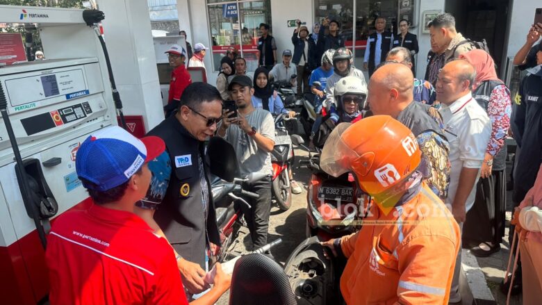 Caption: Wali Kota Malang, Wahyu Hidayat sedang melakukan pengecekan di SPBU Mergan, Jumat (16/10/2026) (blok-a.com/Bob Bimantara Leander)