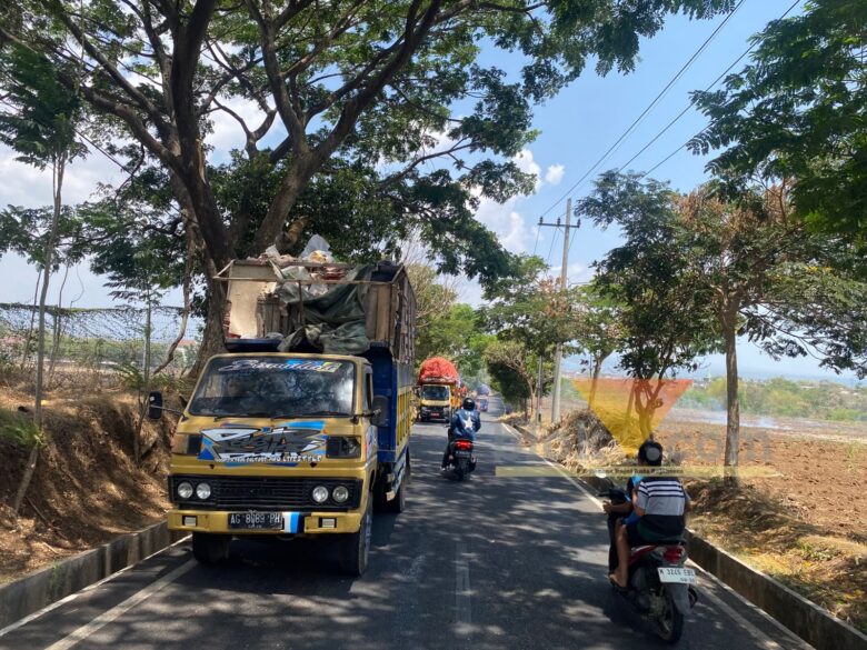 Truk sampah mengantre masuk TPA Supit Urang yang dalam penanganan kebakaran, Kamis (22/10/2026) (blok-a.com/Bob Bimantara Leander)