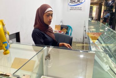 Pegawai SDC Gadget, Anisa saat menjelaskan dugaan pencurian iPhone di lapak tempat ia bekerja di Gajah Mada Plaza, Malang, Kamis (15/10/2026) (foto: blok-a.com/Bob Bimantara Leander)