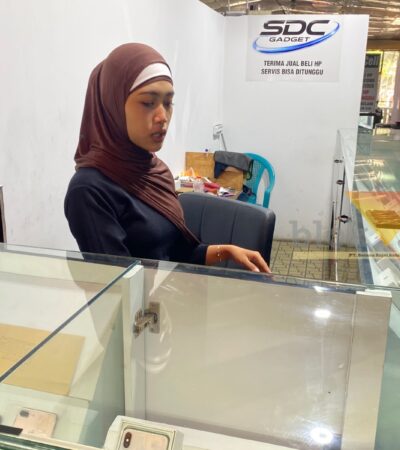Pegawai SDC Gadget, Anisa saat menjelaskan dugaan pencurian iPhone di lapak tempat ia bekerja di Gajah Mada Plaza, Malang, Kamis (15/10/2026) (foto: blok-a.com/Bob Bimantara Leander)