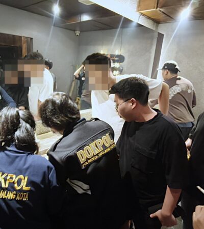 Polisi sedang melakukan tes urine di salah satu Tempat Hiburan Malang di Kota Malang (foto: dok. Polresta Malang Kota for blok-a.com)