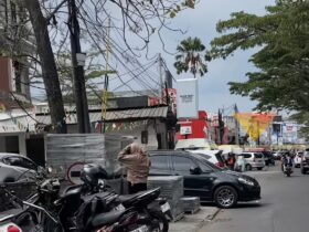 Trotoar di Suhat, Kota Malang dibuat parkir kendaraan (blok-a.com/Bob Bimantara Leander)