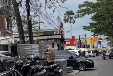 Trotoar di Suhat, Kota Malang dibuat parkir kendaraan (blok-a.com/Bob Bimantara Leander)