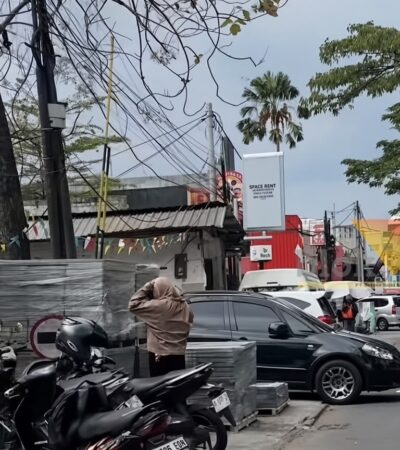Trotoar di Suhat, Kota Malang dibuat parkir kendaraan (blok-a.com/Bob Bimantara Leander)