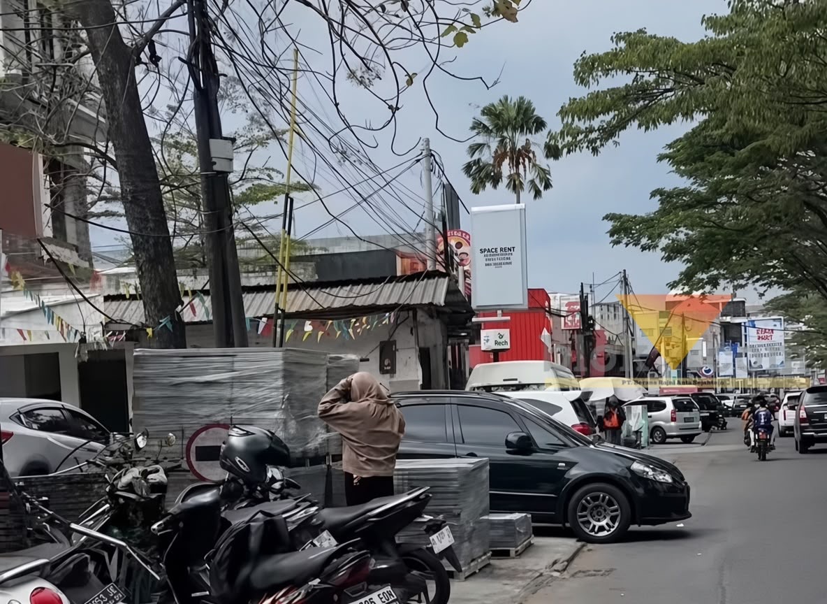 Parkir di Trotoar Suhat Malang Disorot, DPRD Usul Pasang Pembatas Berupa Pot