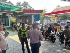 Caption: Polisi memantau kondisi SPBU di Kota Malang pada Minggu (18/10/2026) (dok. Humas Polresta Malang Kota for blok-a.com)