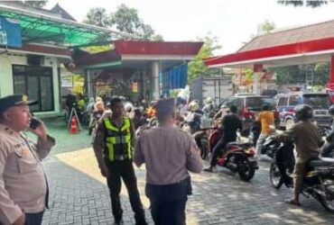 Caption: Polisi memantau kondisi SPBU di Kota Malang pada Minggu (18/10/2026) (dok. Humas Polresta Malang Kota for blok-a.com)