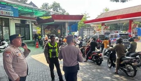 Caption: Polisi memantau kondisi SPBU di Kota Malang pada Minggu (18/10/2026) (dok. Humas Polresta Malang Kota for blok-a.com)