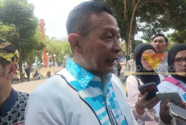 Wali Kota Malang, Wahyu Hidayat diwawancara awak media soal penundaan pelantikan Pejabat Pemkot Malang, Minggu (4/10/2026) (blok-a.com/Bob Bimantara Leander)