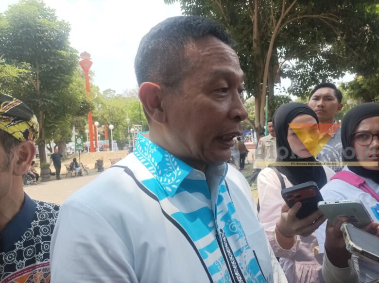 Wali Kota Malang, Wahyu Hidayat diwawancara awak media soal penundaan pelantikan Pejabat Pemkot Malang, Minggu (4/10/2026) (blok-a.com/Bob Bimantara Leander)