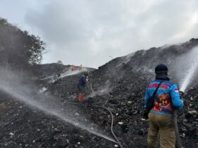 Kebakaran di Tempat Pemrosesan Akhir (TPA) Supit Urang, Kecamatan Sukun, Kota Malang, memasuki hari kelima, Minggu (25/10/2026). Petugas